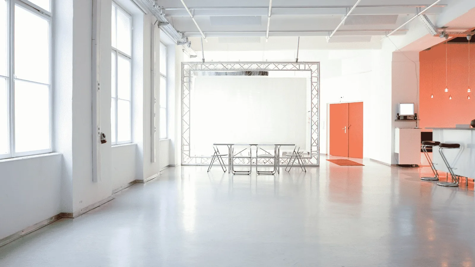 Tischbereich im Studio Rot